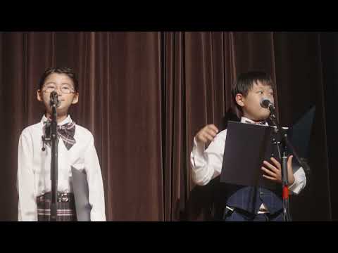 孩子们在舞台上集体朗诵《最初的梦想》（视频封面）